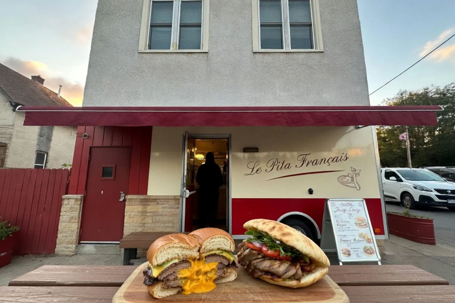 Au-delà du burger : pourquoi miser sur le pita garni et le Juicy Lucy en food truck
