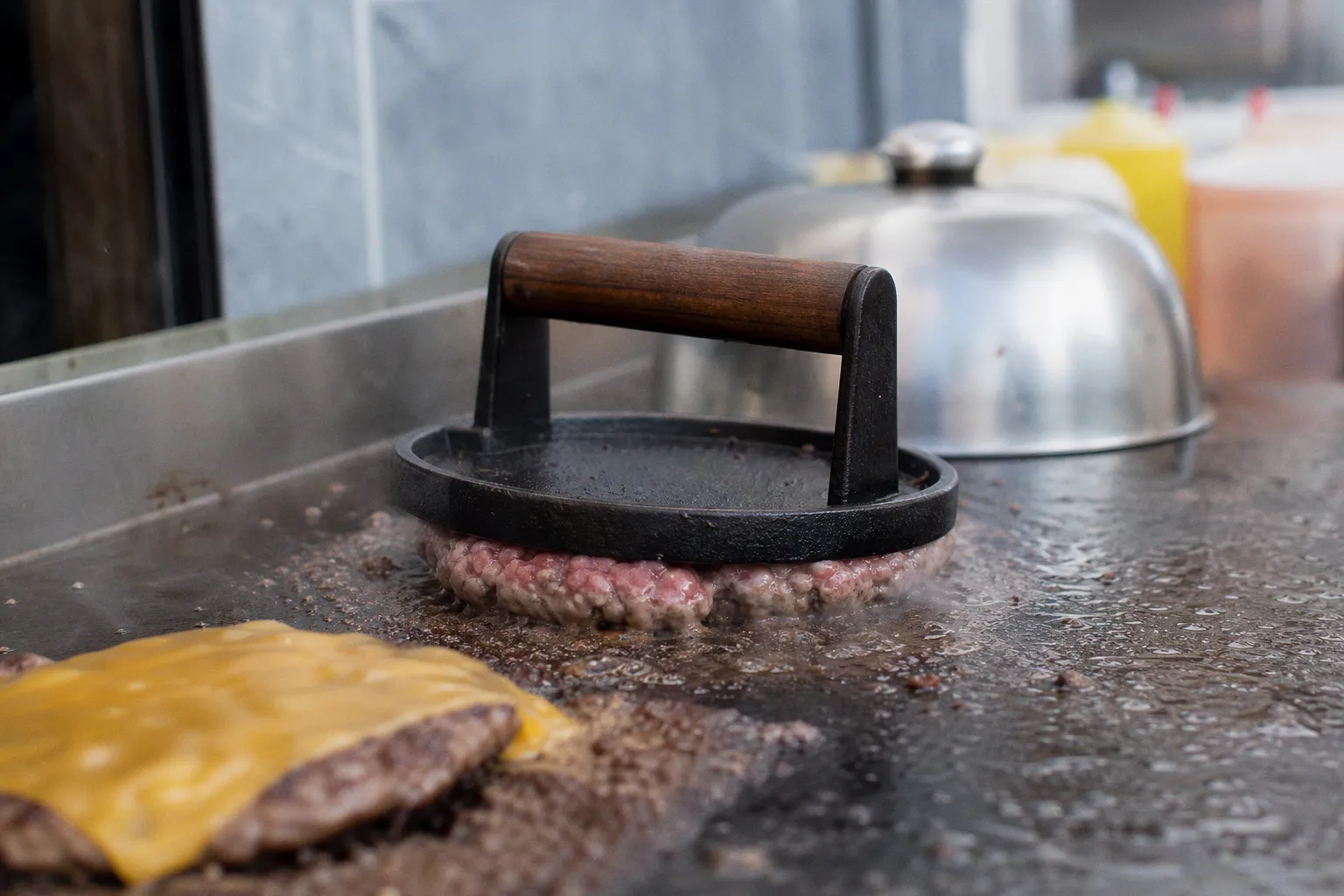 Cuisson du smash burger sur plancha : le guide des températures et des temps